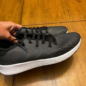 Women’s tennis shoes